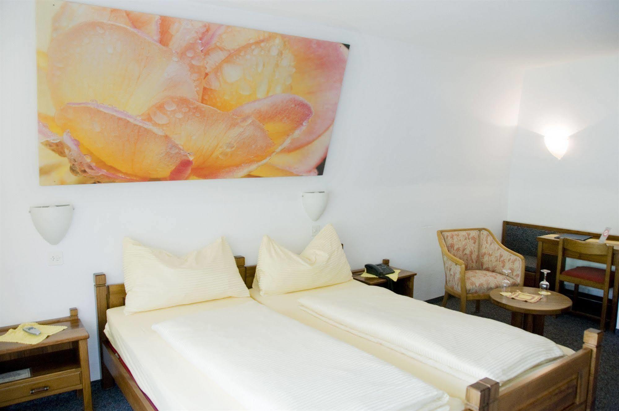 Schlosshotel - Self Check-In Hotel บริก ภายนอก รูปภาพ