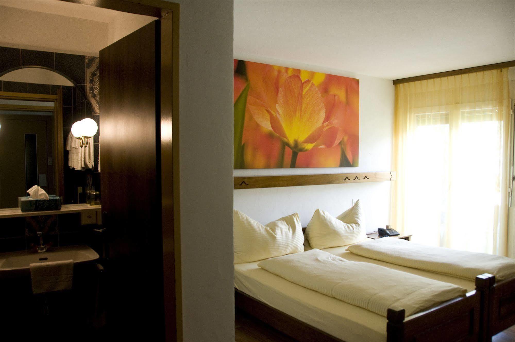 Schlosshotel - Self Check-In Hotel บริก ภายนอก รูปภาพ