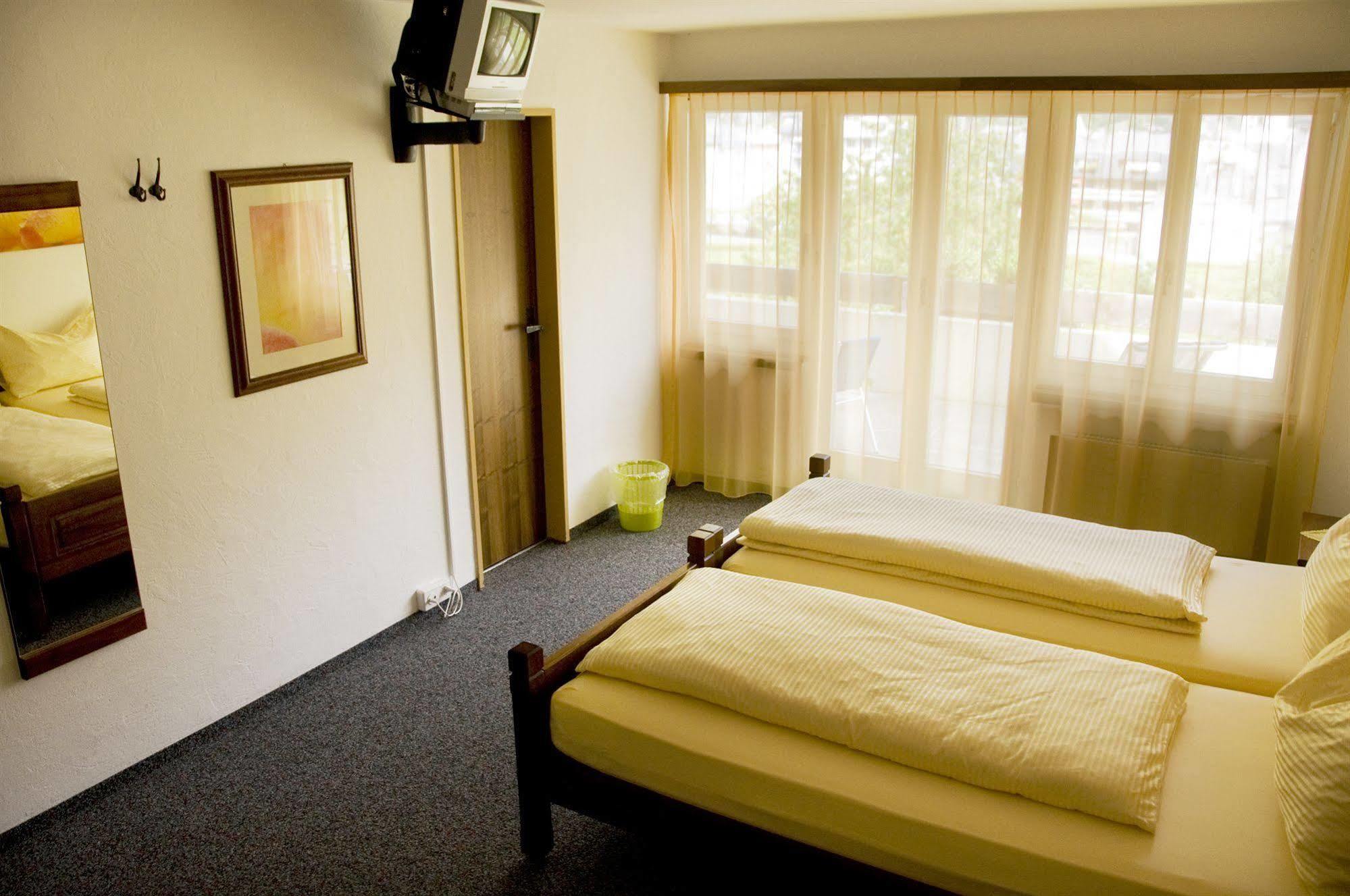 Schlosshotel - Self Check-In Hotel บริก ภายนอก รูปภาพ