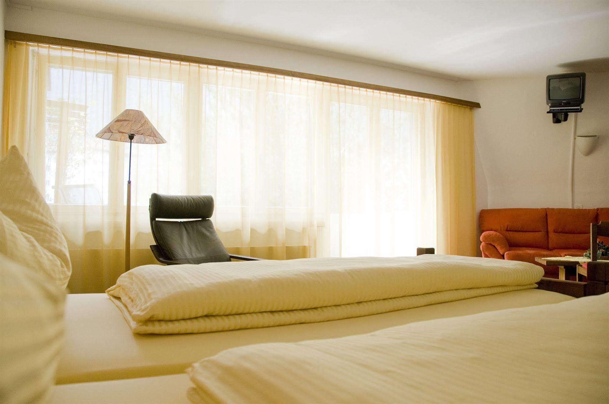 Schlosshotel - Self Check-In Hotel บริก ภายนอก รูปภาพ
