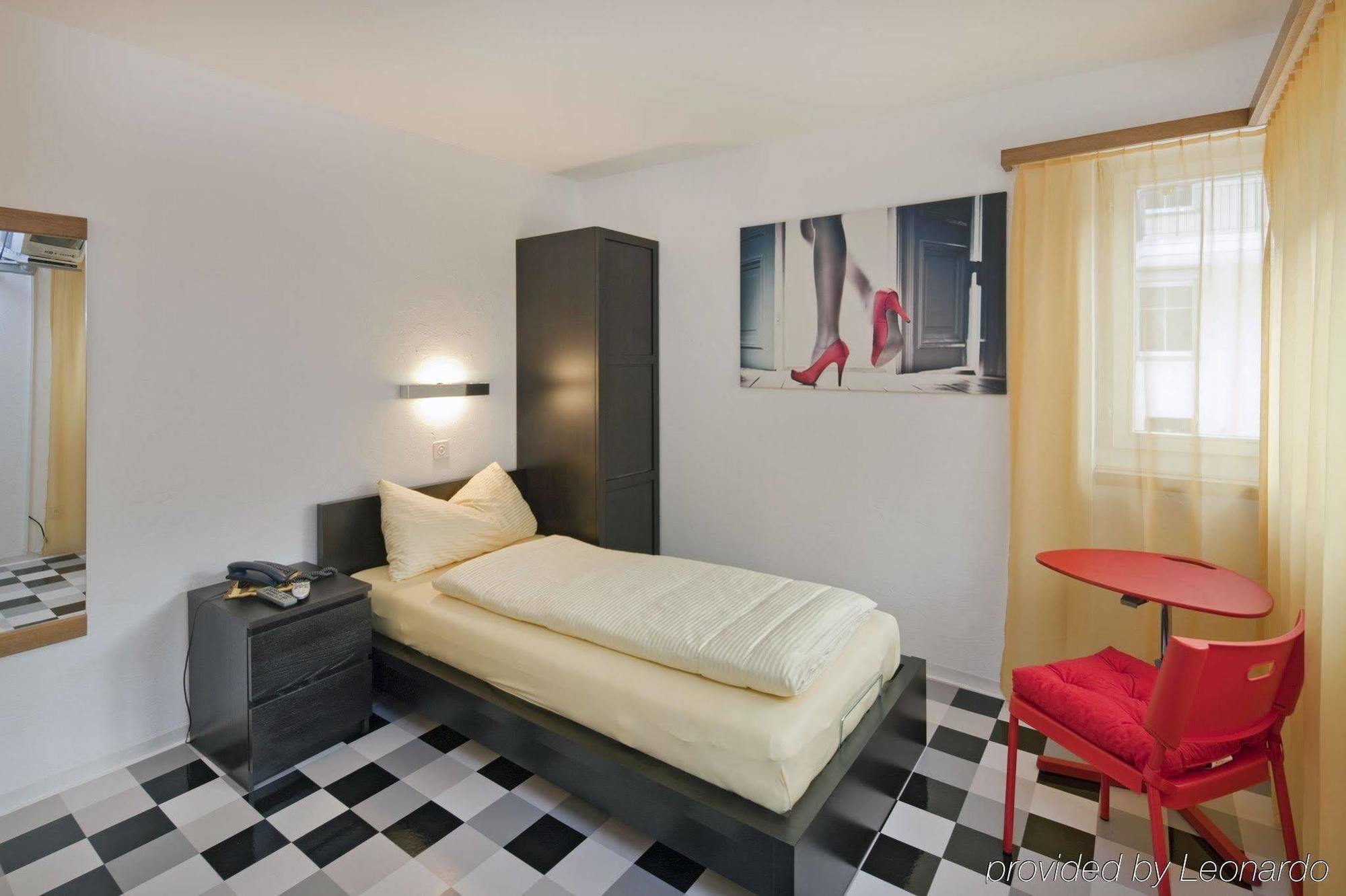 Schlosshotel - Self Check-In Hotel บริก ภายนอก รูปภาพ