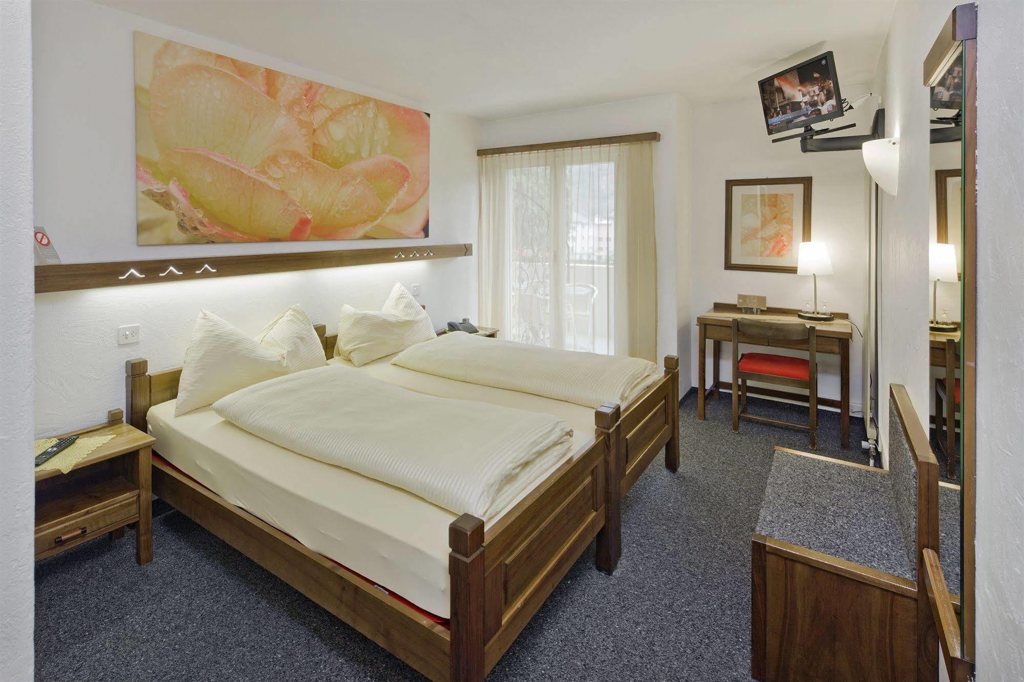 Schlosshotel - Self Check-In Hotel บริก ภายนอก รูปภาพ
